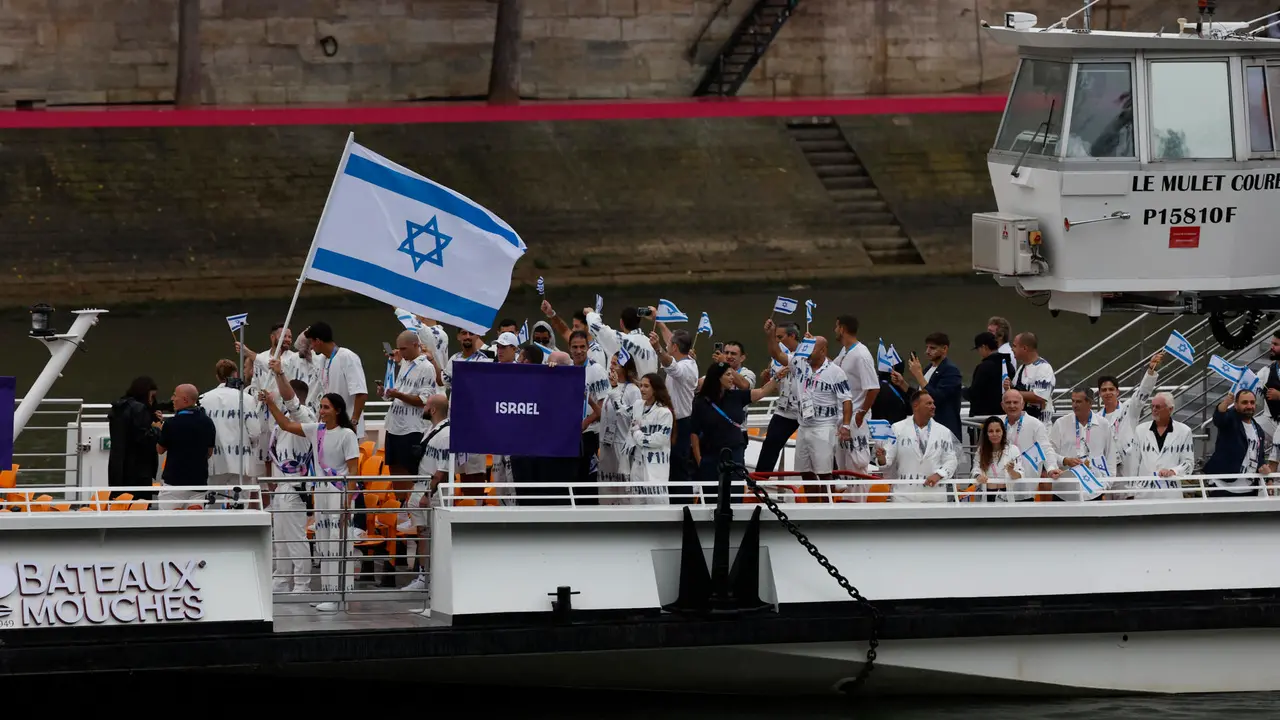 La selecci&oacute;n de Israel desfila en barco por el r&iacute;o Sena, durante la ceremonia de inauguraci&oacute;n de los Juegos Ol&iacute;mpicos de Par&iacute;s 2024, en foto de archivo de Julio Mu&ntilde;oz. EFE